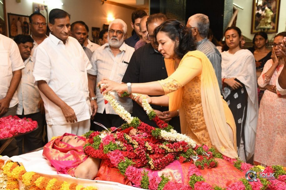Celebrities-Pay-Homage-to-Vijaya-Nirmala-Garu